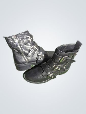 Botas de tobillo de cuero negro con hebilla ALDO