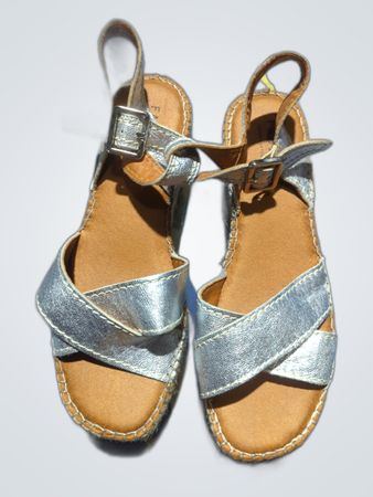 Sandales compensées à lanières argentées
