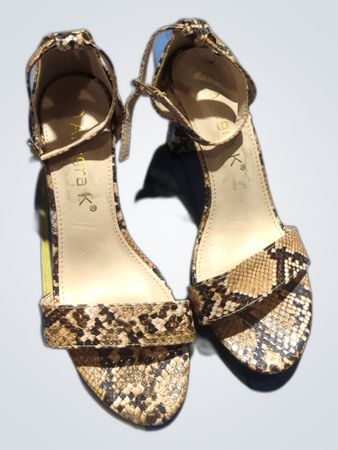 Sandalias de tacón con tiras de estampado de serpiente