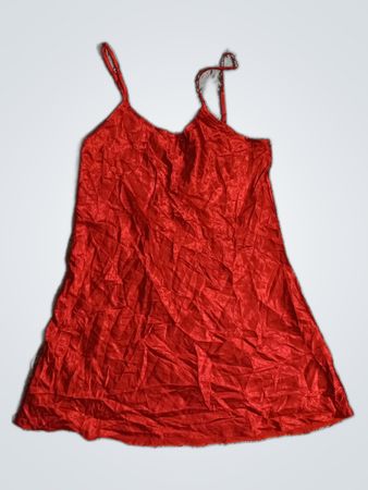 Rotes Seidenkleid