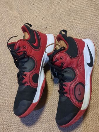 Nike Kyrie Low 4 Red Sneakers