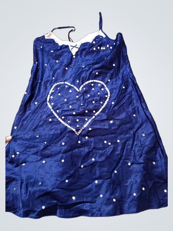 Blaues Satin-Nachthemd mit Herzdetail