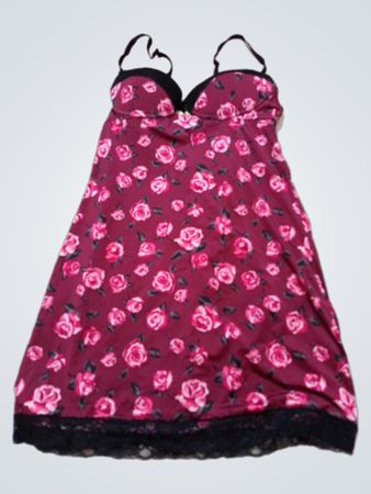 Nachtkleid für Damen mit pinkfarbenem Rosenprint und schwarzer Spitzenverzierung