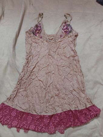 Rosa Slipkleid mit floralen Stickereien und Spitze.