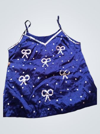 Blaue Spaghettiträgerbluse mit Schleife und Pailletten-Details