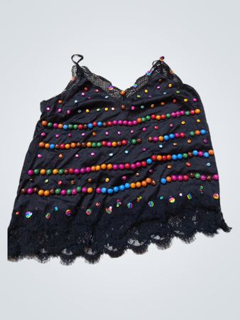 Schwarzes Top mit Perlen und Spitzenbesatz