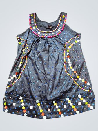 Schwarzes verziertes Kleid