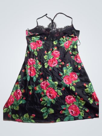 Schwarzes Slipkleid mit rosa Rosen und Spitzenbesatz