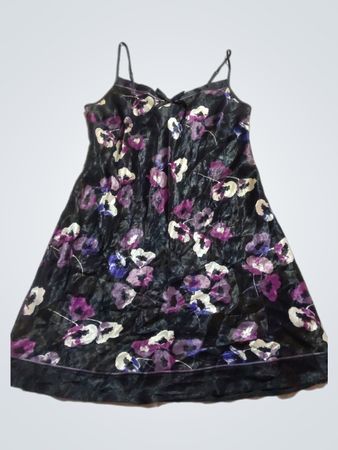 Schwarzes Blumendruck-Shiftkleid