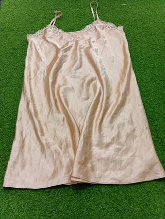 Satin-Nachthemd mit Spitze
