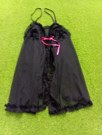 Ensemble de lingerie babydoll noir avec un ruban rose
