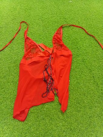 Roter durchsichtiger Babydoll mit Spitze und Perlendetails