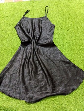 Schwarzes Satin-Nachthemdkleid