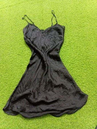 Schwarzes Slip-Kleid