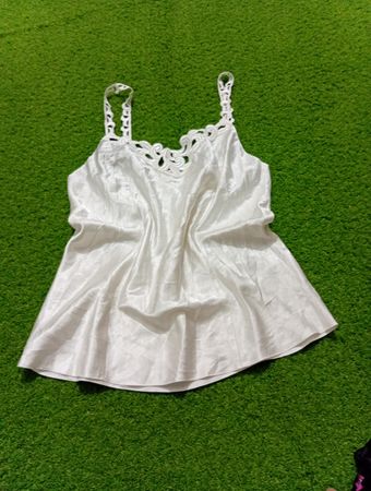 Weiße Camisole mit Spitzenbesatz