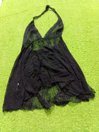 Schwarzes Spitzen-Halterkleid