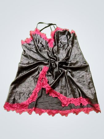 Schwarze Satin-Chemise mit rosa Spitzenbesatz
