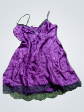 Lila Slipkleid mit schwarzer Spitzenbesatz