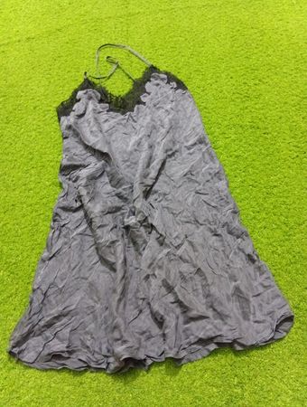 Graues Slipkleid mit schwarzer Spitzenborte