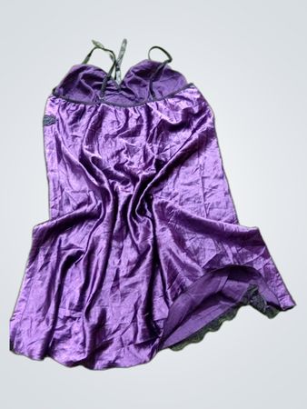 Lila Satin-Nachthemd mit schwarzer Spitzenverzierung