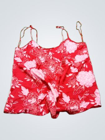 Rotes Schlafanzugoberteil mit Blumenmuster