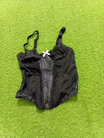 Schwarzes Korsett-Top mit Spitzenbesatz