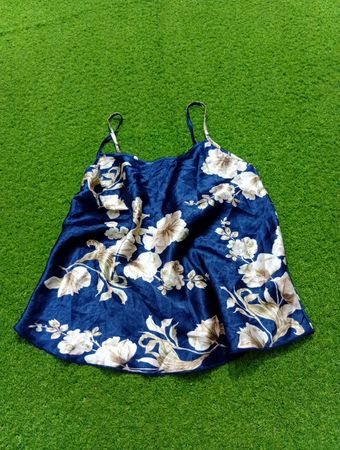 Blaues Spaghetti-Top mit Blumenmuster