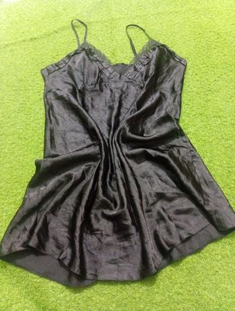 Schwarzes Satinkleid im Slip-Stil mit Spitzenbesatz