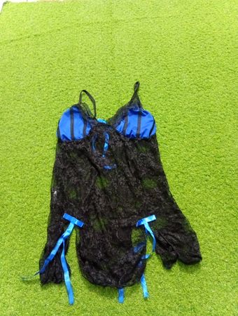 Schwarzes Spitzen-Babydoll mit blauen Akzenten
