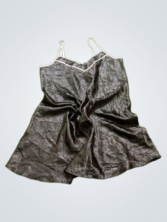 Sorbet schwarzes Satin-Negligékleid mit pinker Einfassung