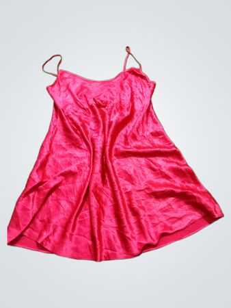 Rotes Satin-Nachthemd