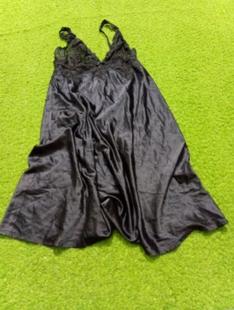 Schwarzes Satin-Nachthemd mit Spitzenbesatz