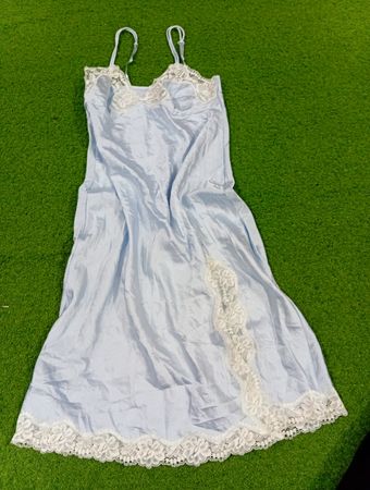 Hellblaues Slipkleid mit weißer Spitzenverzierung