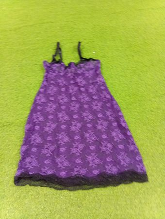 Lila Spitzenunterkleid