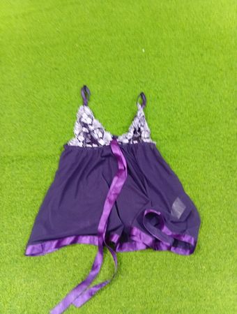 Lila Babydoll-Dessous mit Spitze und Band