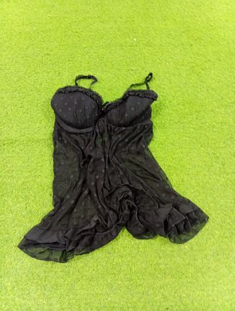 Schwarzes, gepunktetes, durchsichtiges Baby-Doll-Negligé