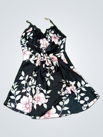 Schwarzes Slipkleid mit Blumenmuster