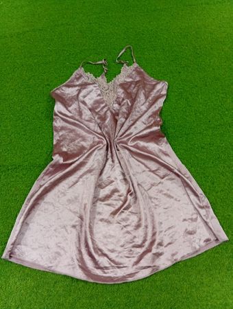 Satin-Chemise mit Spitzenbesatz