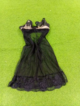Schwarzes transparentes Babydoll-Negligé mit Spitzenbesatz