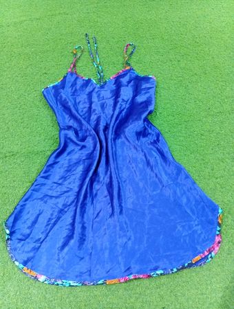 Blaues Satin-Unterkleid mit floralem Besatz