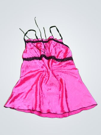 Rosa Satin-Negligé mit schwarzer Einfassung