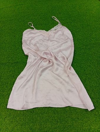 Rosa Slipkleid mit Spitzenbesatz