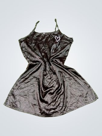 Schwarzes Slipkleid mit Herzdetail