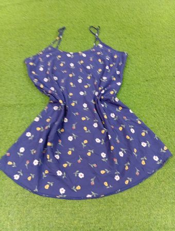 Blaues florales Trägerkleid mit Spaghettiträgern