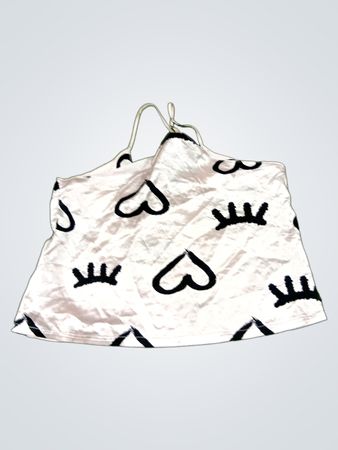 Weißes Trägershirt mit schwarzem Herz- und Kronenmuster