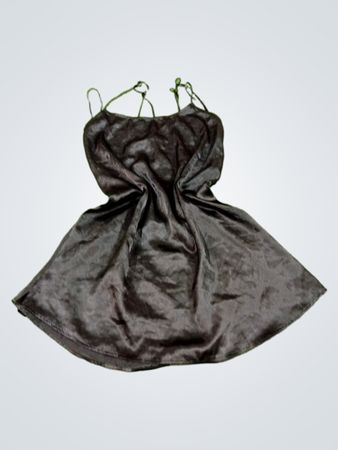 Schwarzes Satinkleid mit Spaghettiträgern