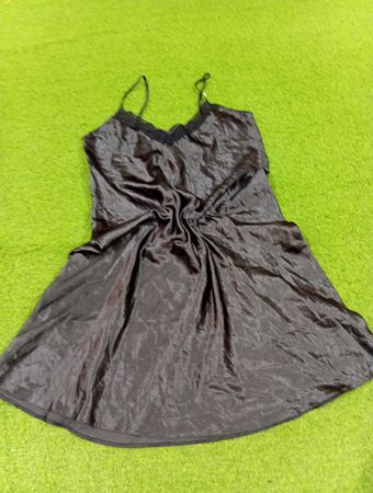 Schwarzes Satin-Negligékleid