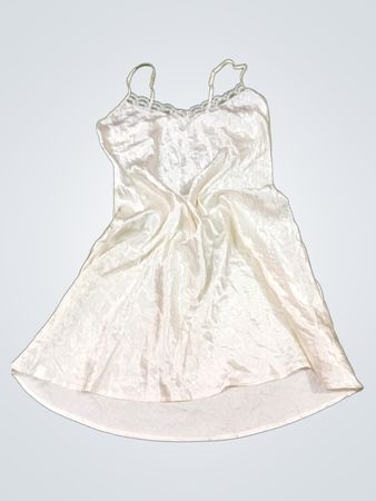 Weißes Satin-Nachthemd mit Spitzensaum