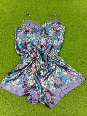 Kurzer Jumpsuit mit Blumenmuster und Spitzenbesatz