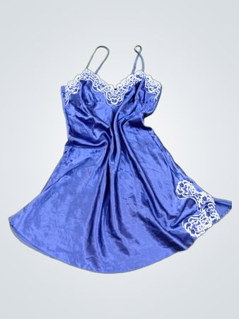 Blaue Satinnachthemd mit Spitzenbesatz